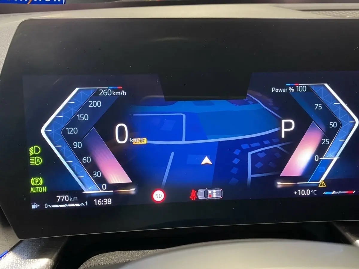 Affichage numérique du combiné d'instruments du BMW X1 2025, montrant la vitesse, la navigation et l'état du véhicule.