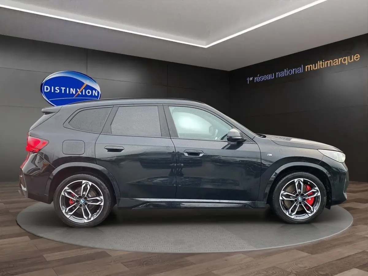 BMW X1 xDrive20d M Sport PRO noir vue de profil côté gauche avec jantes alliage et étriers rouges visibles