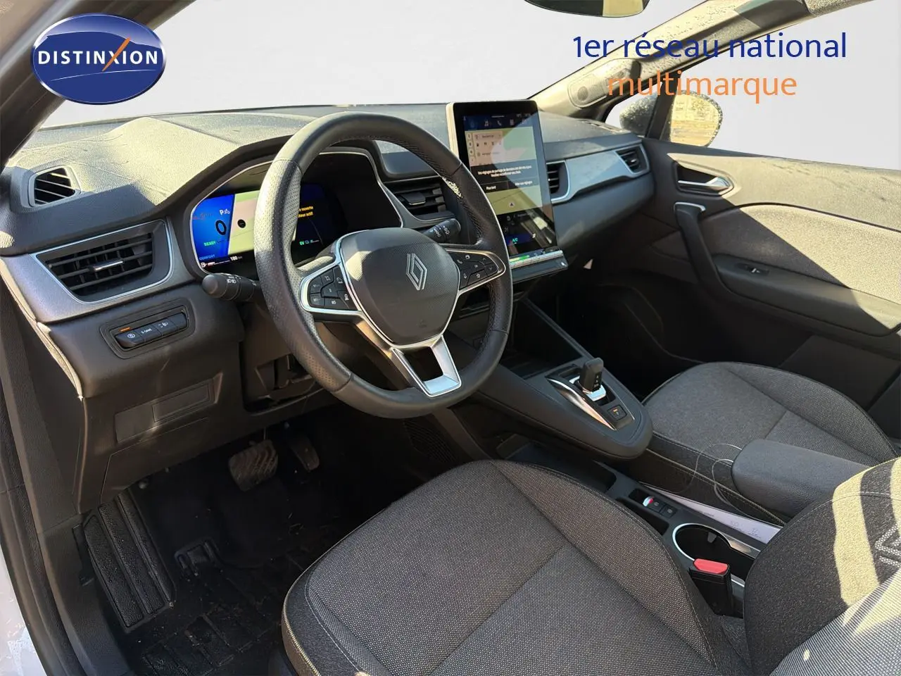 Vue intérieure côté conducteur du Renault Symbioz 2025, avec tableau de bord numérique et écran tactile vertical.