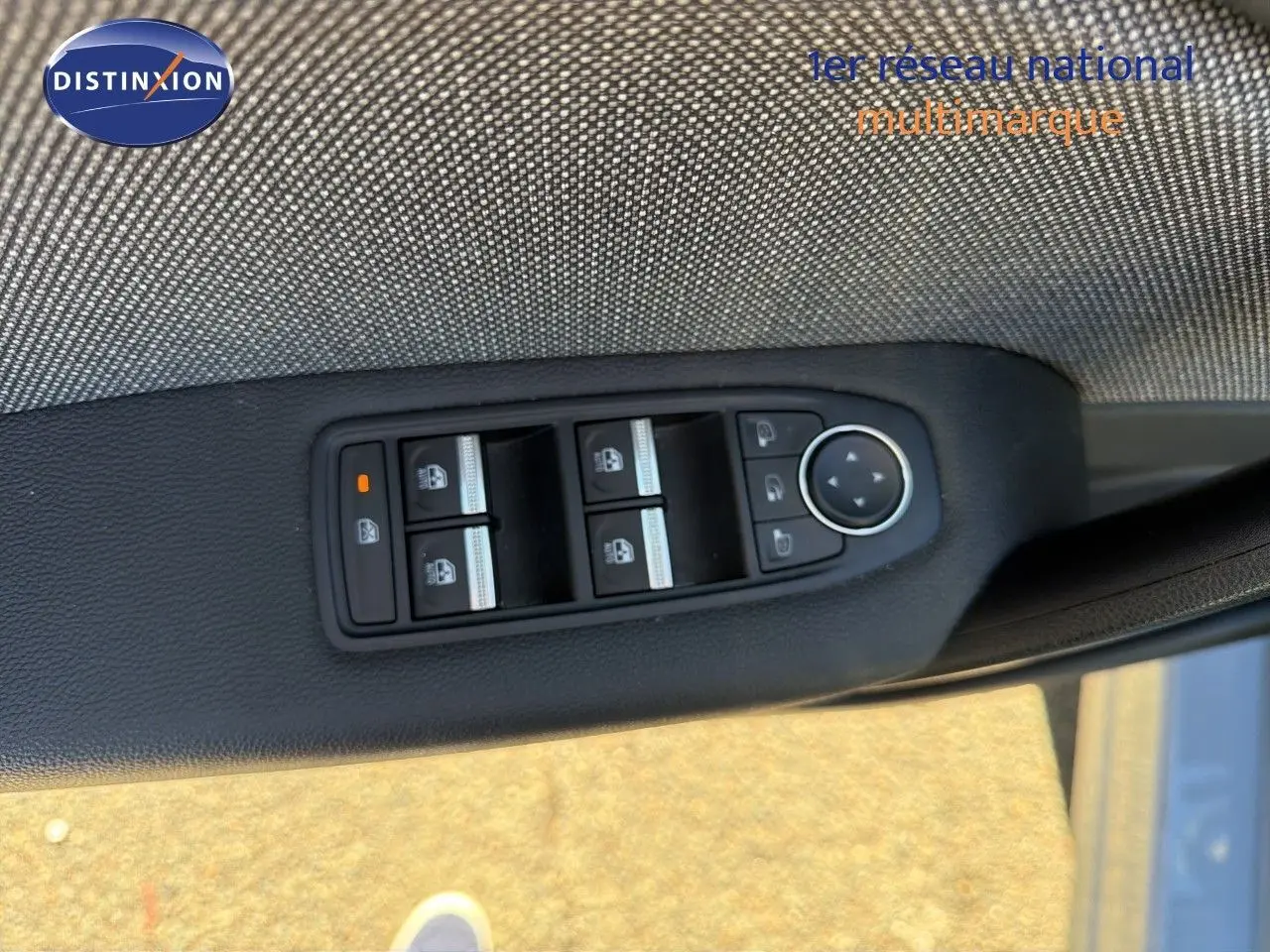 Commande des vitres électriques et réglage des rétroviseurs sur la porte côté conducteur d'une Renault Symbioz gris Rafale.