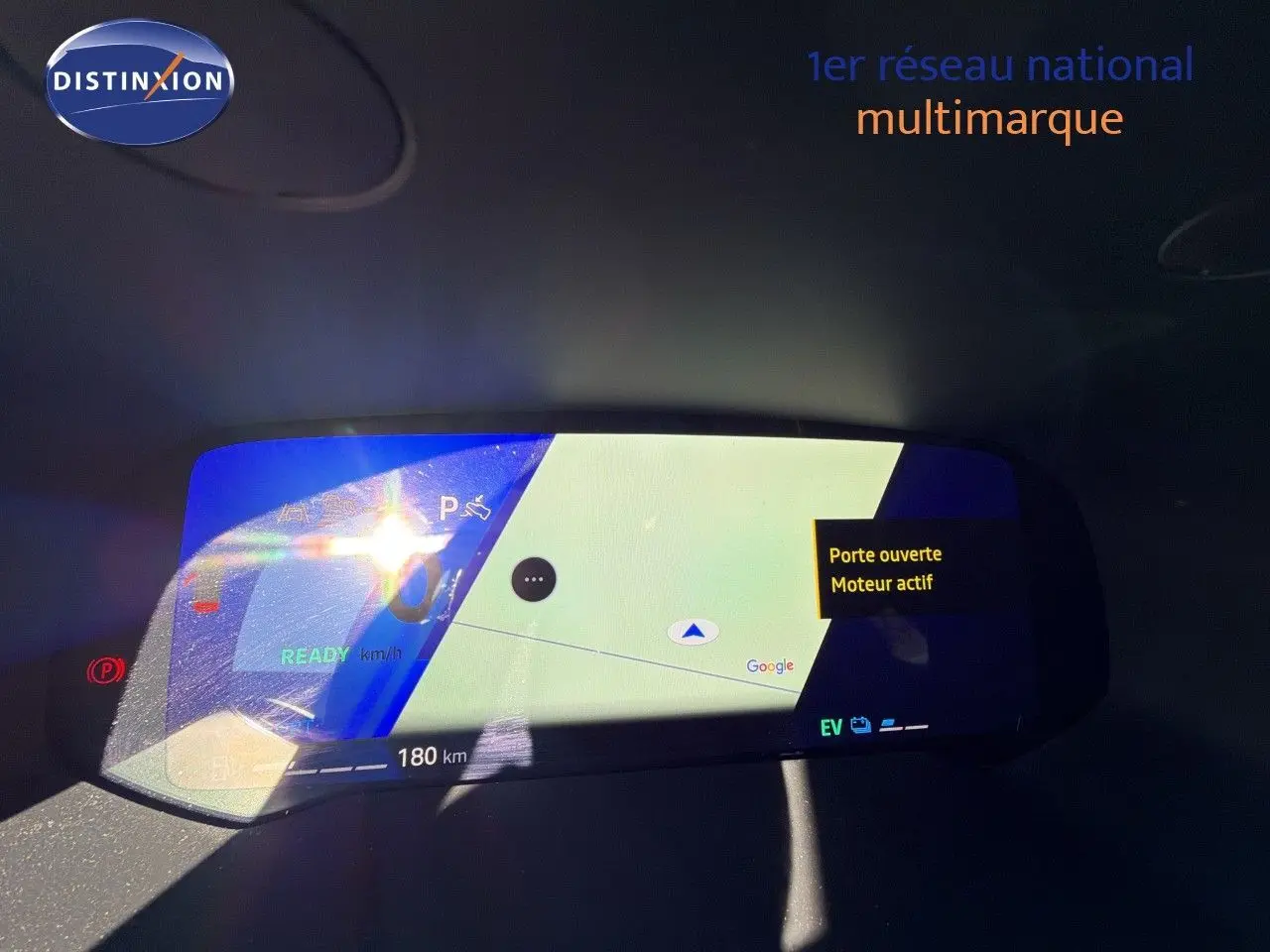 Écran numérique du tableau de bord du Renault Symbioz 2025 affichant la navigation et l'alerte porte ouverte.