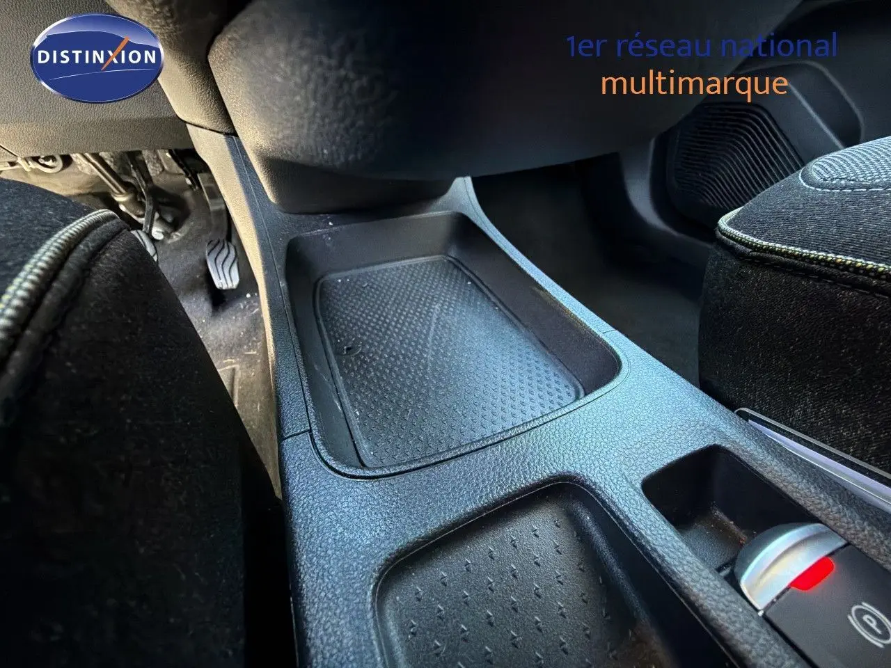 Gros plan sur la console centrale noire intérieure du Renault Symbioz 2025, version hybride, sans éléments décoratifs visibles.
