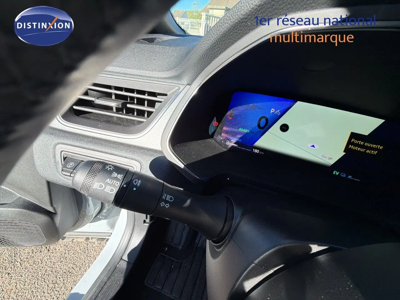 Détail du tableau de bord côté gauche du Renault Symbioz gris Rafale, avec écran digital et commandes d'éclairage visibles.