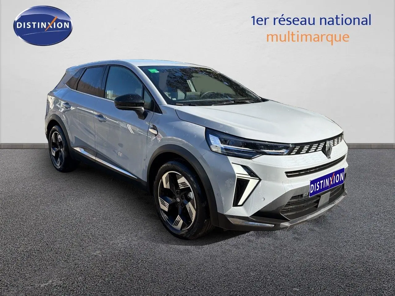 Renault Symbioz gris Rafale métal en 3/4 avant droit, avec calandre moderne et jantes au design futuriste.