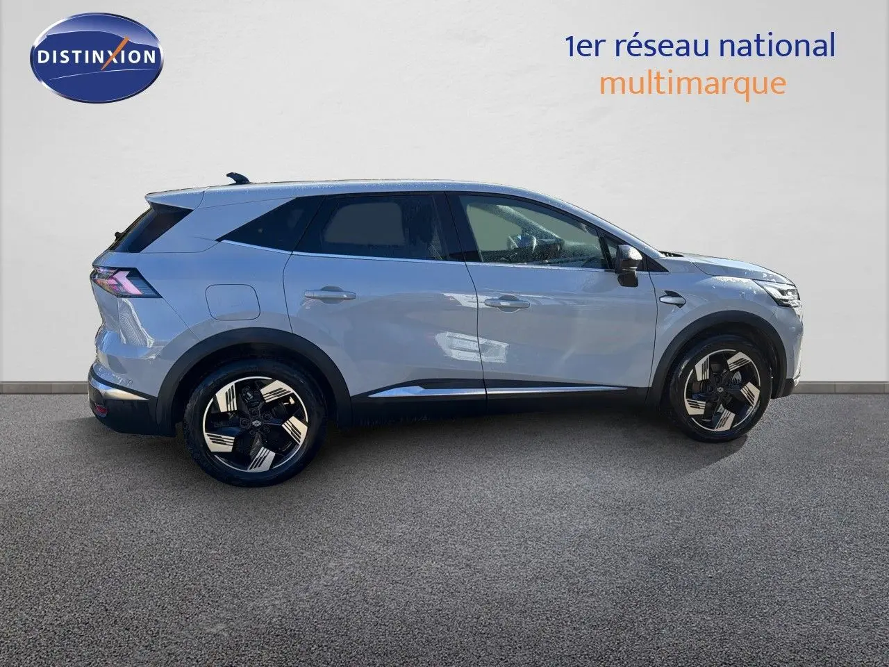 Profil droit du Renault Symbioz gris Rafale métal 2025 avec jantes noires et détails modernes contrastés.