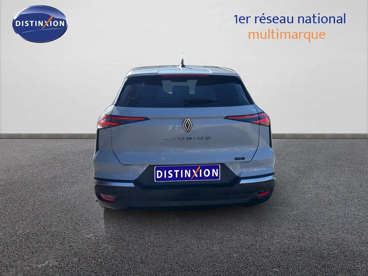 Vue arrière d'une Renault Symbioz gris Rafale métal 2025 avec feux LED fins et logo centré sur fond neutre.