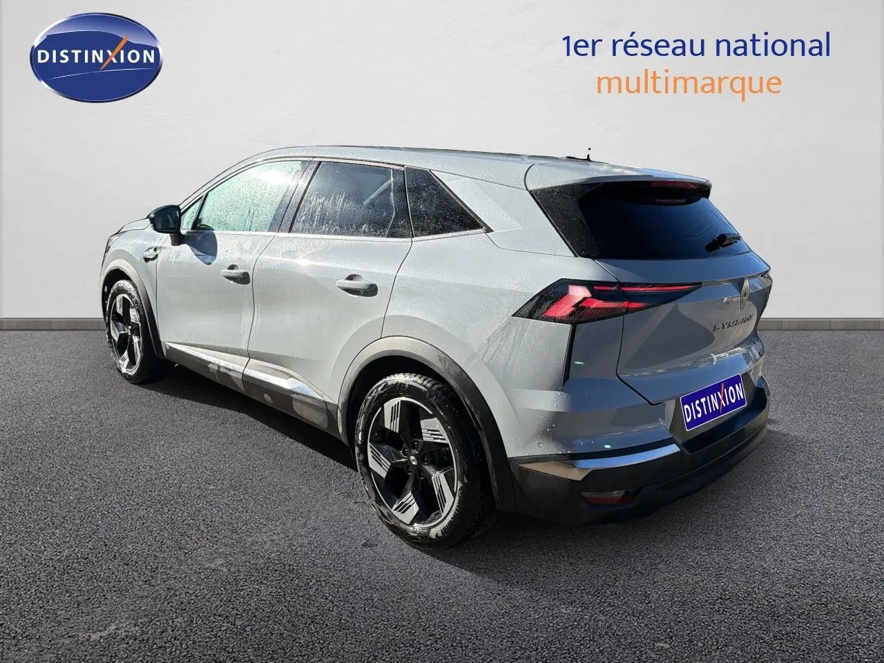 Vue 3/4 arrière droite d'un Renault Symbioz gris Rafale métal avec feux LED et jantes noires distinctives.
