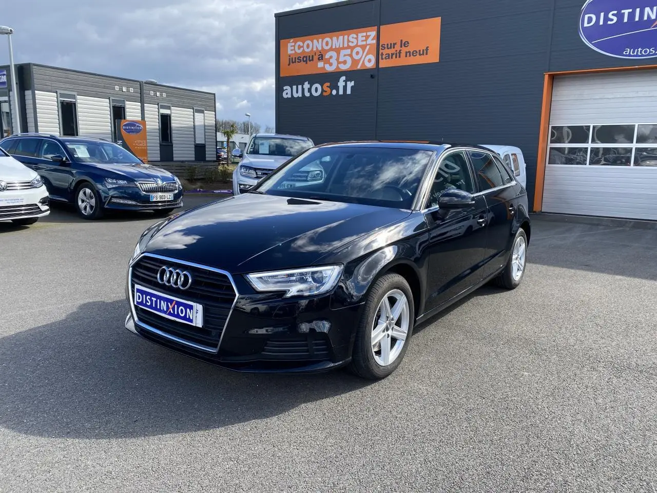 Audi A3 Sportback noir mythic metal vue 3/4 avant droit avec calandre chromée et phares LED au Xénon Plus.