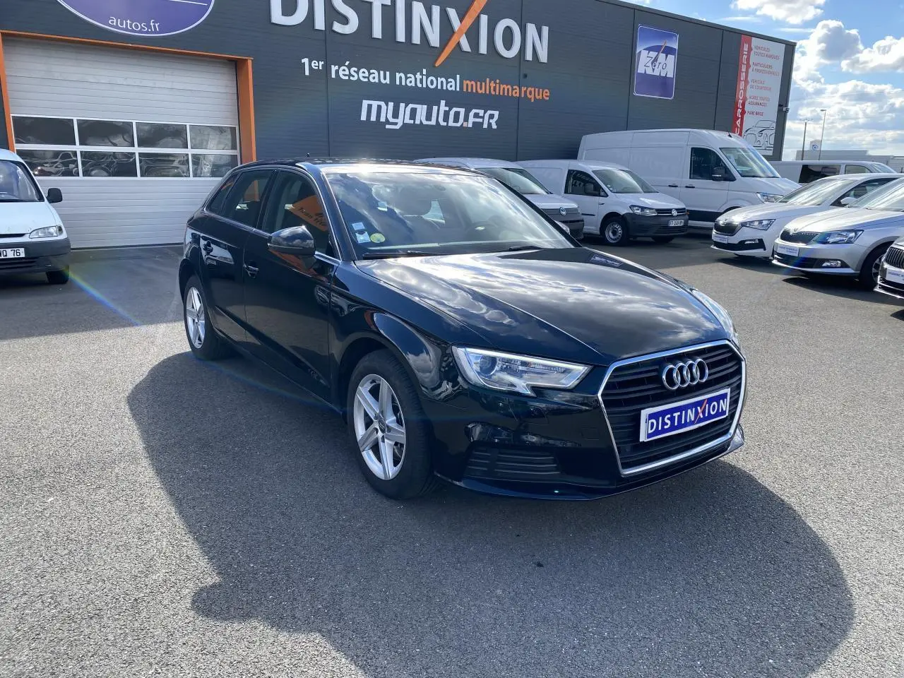 Audi A3 Sportback noir mythic metal vue 3/4 avant droit, avec calandre hexagonale et jantes argentées.