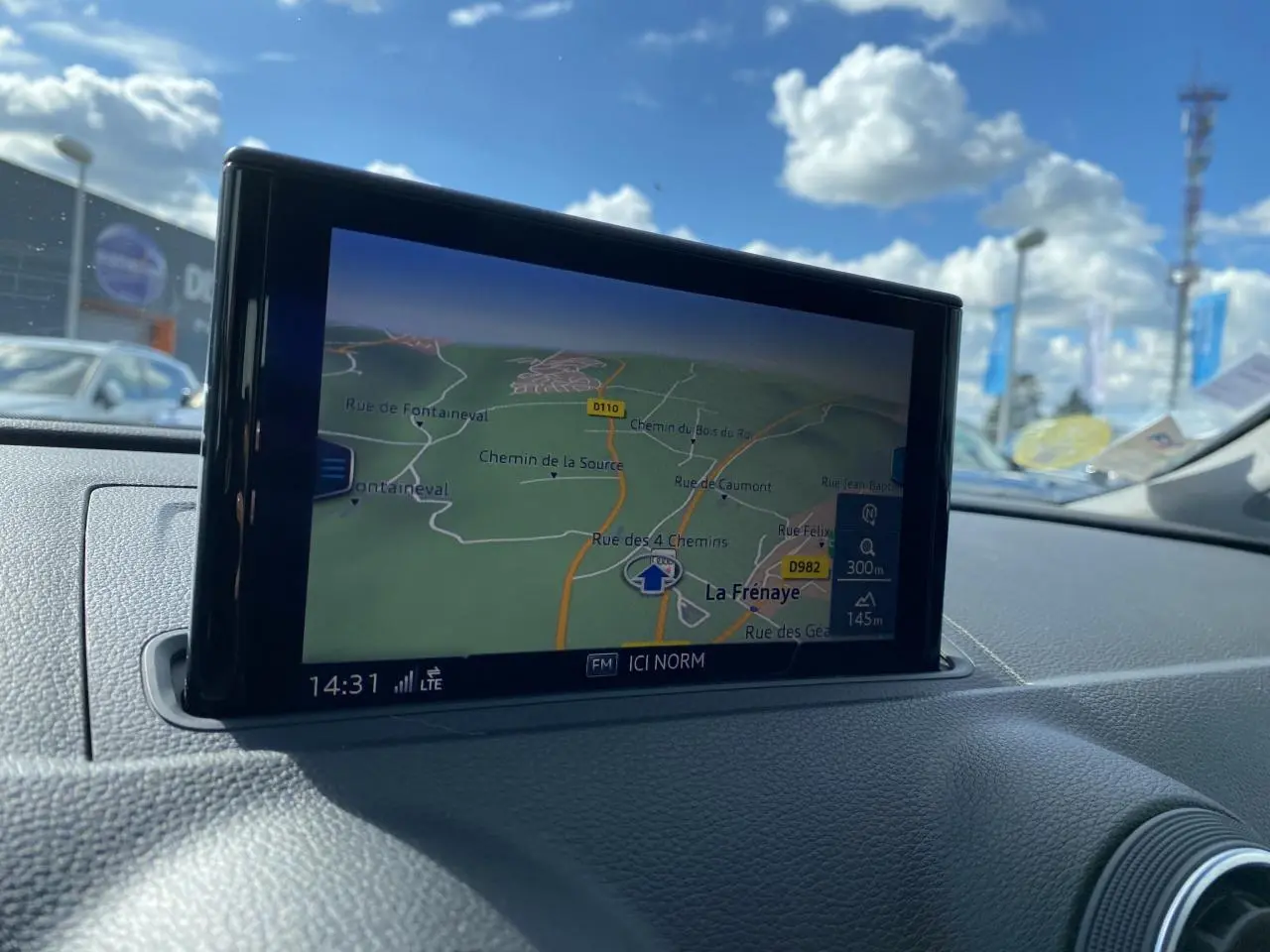 Écran de navigation MMI plus affichant une carte, intérieur d'Audi A3 Sportback 2020 vue côté passager.