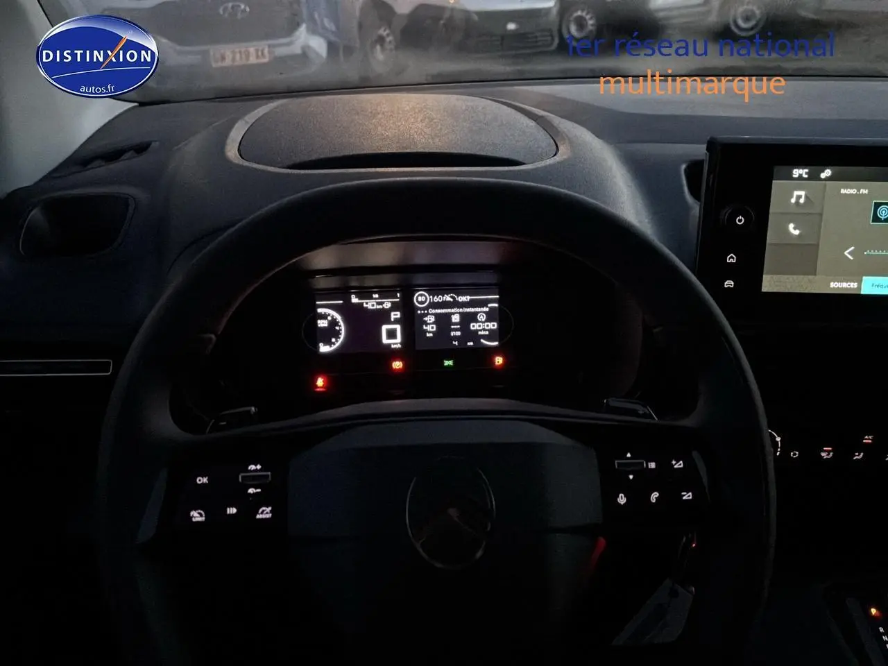 Vue intérieure centrée sur le volant multifonction et l'instrumentation digitale du Citroën Berlingo Fourgon blanc 2025.