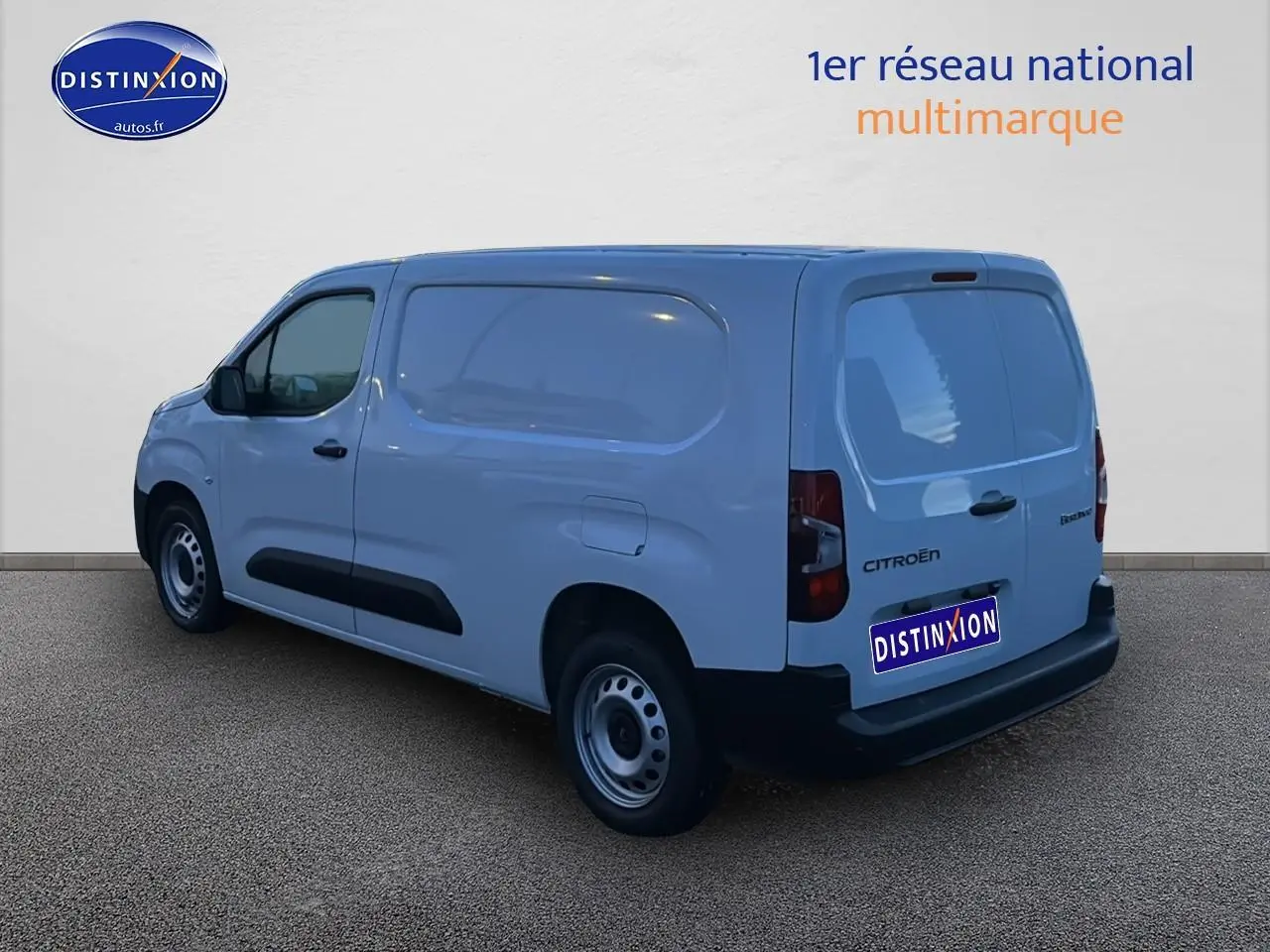 Vue 3/4 arrière droite d'un Citroën Berlingo Fourgon blanc avec porte latérale coulissante et double portes arrière.