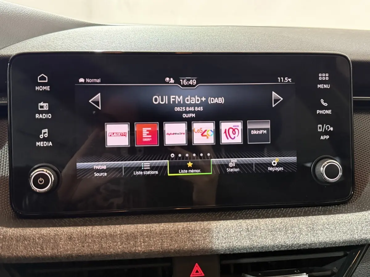 Écran tactile central du tableau de bord du Skoda Kamiq 2024 affichant la radio numérique DAB+ en mode FM.
