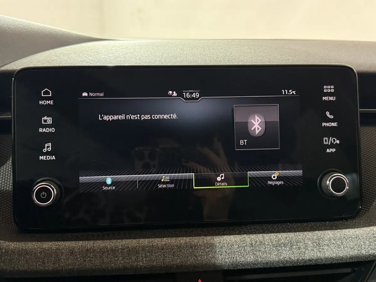 Écran tactile central 8,25 pouces du tableau de bord du Skoda Kamiq 2024, affichant Bluetooth non connecté.