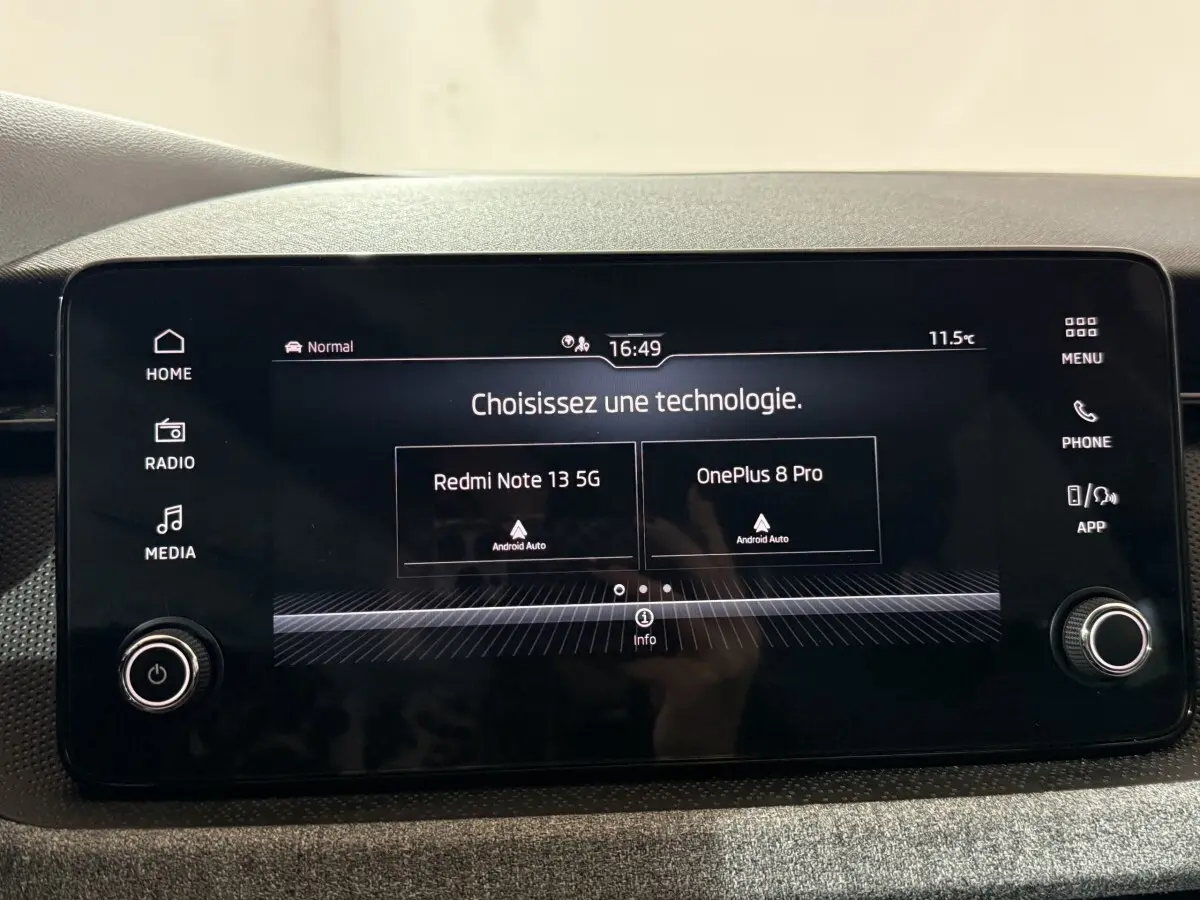 Écran tactile central du tableau de bord de la Skoda Kamiq 2024 affichant le choix entre deux technologies Android Auto.