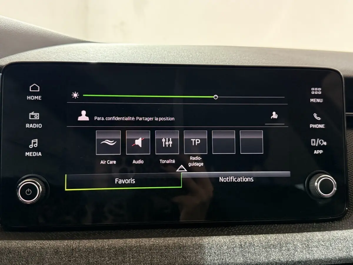 Écran tactile central 8,25 pouces du Skoda Kamiq 2024, affichant le menu audio et réglages, intérieur gris.