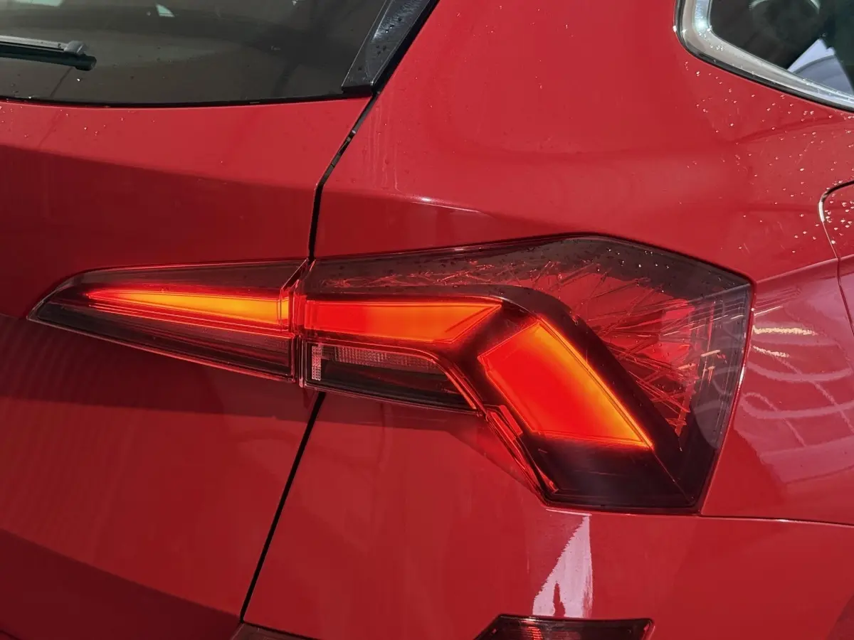 Gros plan sur le feu arrière droit rouge allumé du Skoda Kamiq 2024, soulignant son design anguleux et moderne.