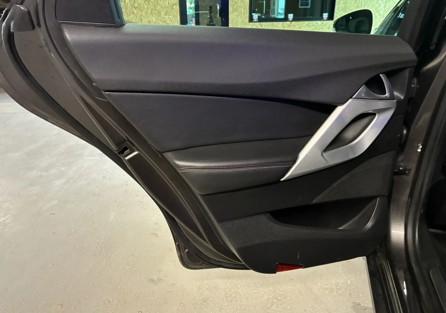 Vue rapprochée de la porte arrière gauche noire avec insert argenté du DS5 gris 2018, intérieur cuir noir.