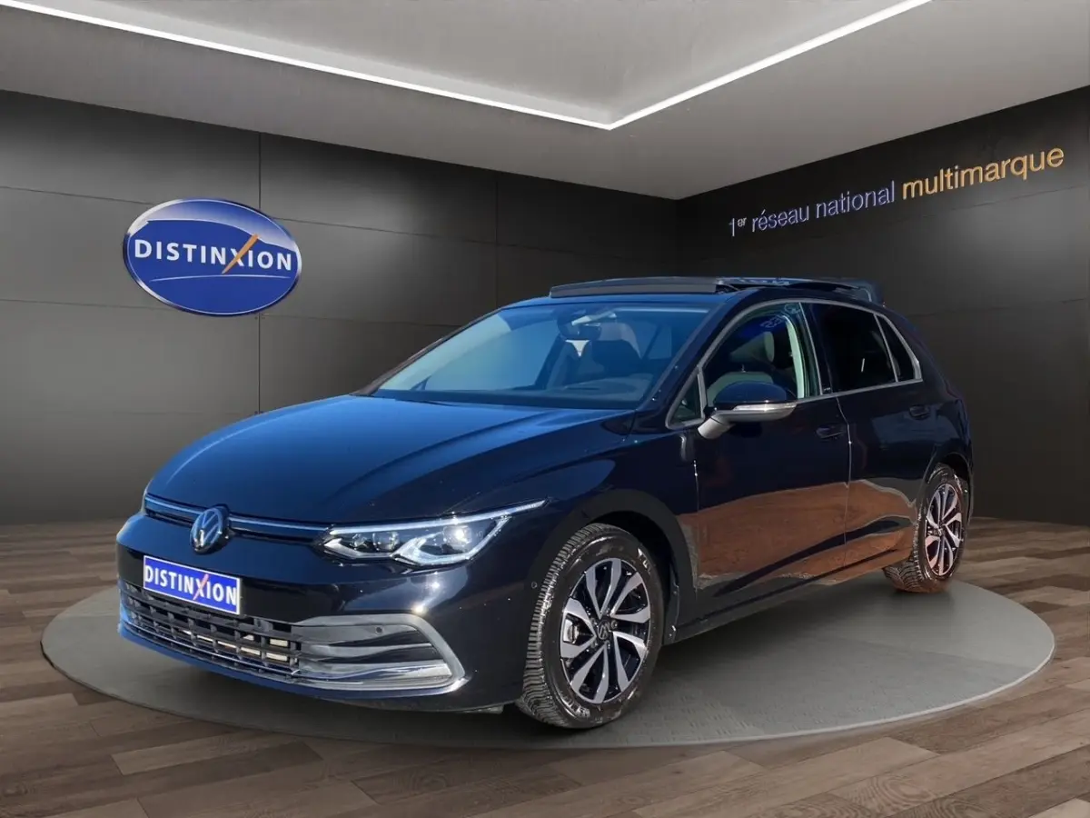Volkswagen Golf noire vue en 3/4 avant droit avec toit panoramique et jantes alliage distinctives.