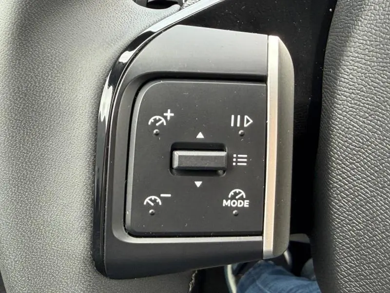 Gros plan sur les commandes de régulateur de vitesse au volant d'une Citroën C3 2025 noir Perla Nera.