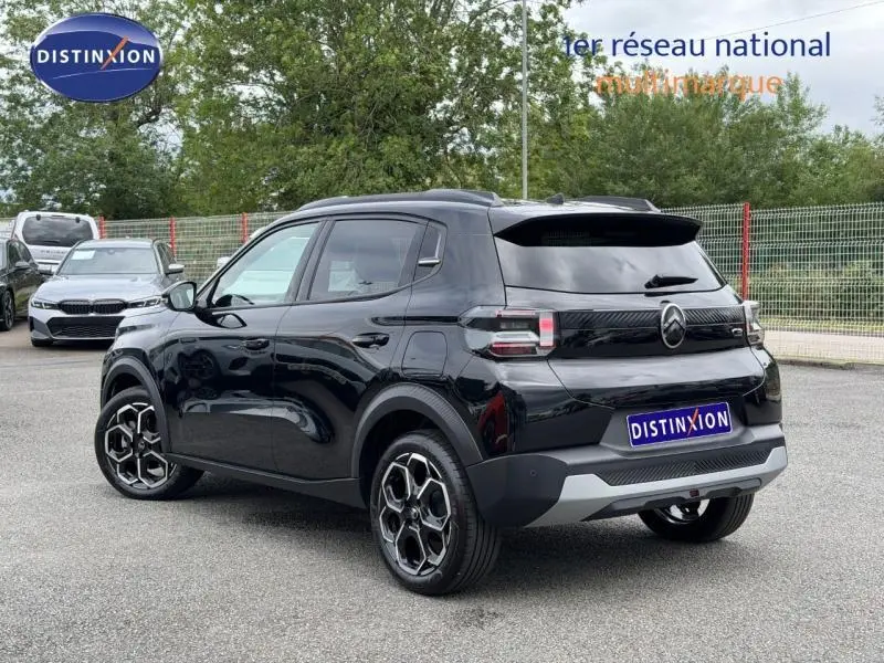 Vue 3/4 arrière droite d'une Citroën C3 2025 noire Perla Nera avec jantes alu et vitres arrière surteintées.