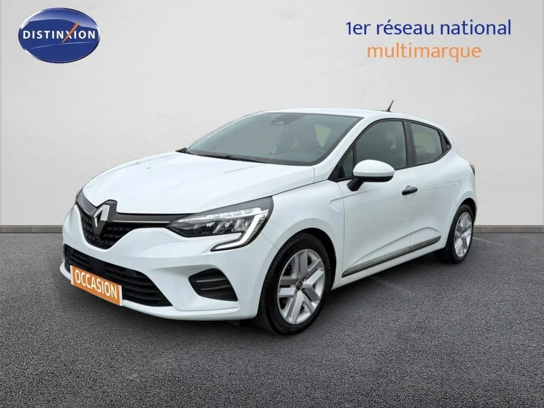 Renault Clio blanc en 3/4 avant droit, avec calandre noire et feux LED distinctifs, sur fond neutre.