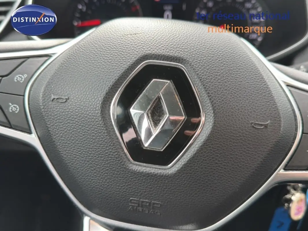 Gros plan sur le volant noir avec logo Renault au centre dans l’habitacle d’une Clio blanche 2021.