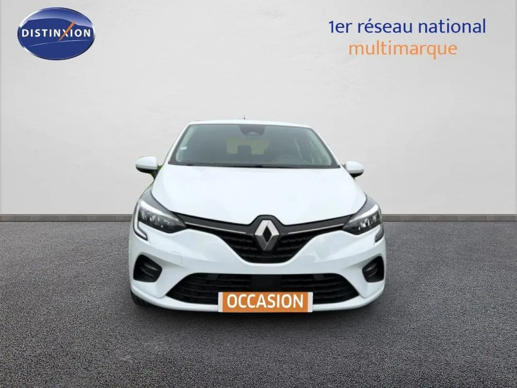Vue frontale d'une Renault Clio blanche de 2021 avec logo distinctif et plaque "OCCASION" visible.