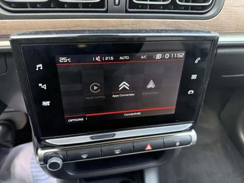 Écran tactile central de la Citroën C3 2021 avec interface connectée, entouré de commandes et finition bois clair.
