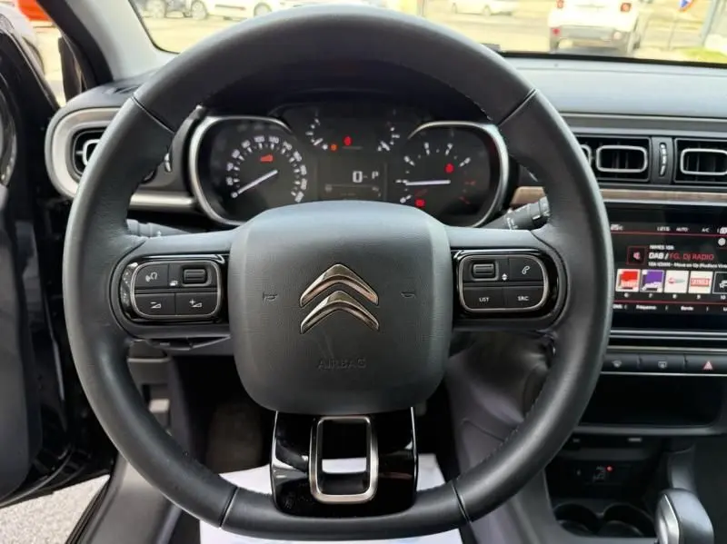 Vue intérieure centrée sur le volant noir de la Citroën C3 2021 avec tableau de bord et écran tactile visibles.