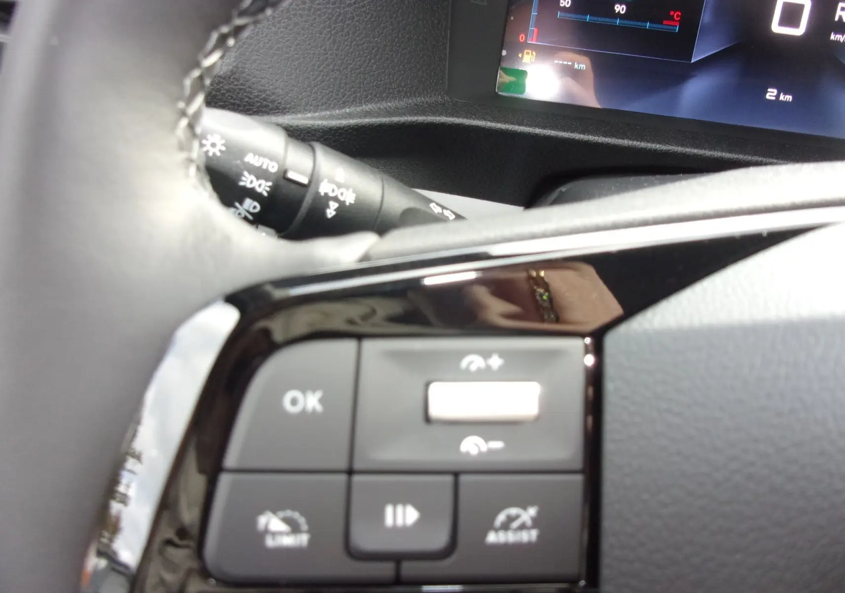 Gros plan sur les commandes au volant noir du Citroën Jumpy XL 2025, avec combiné numérique en arrière-plan.