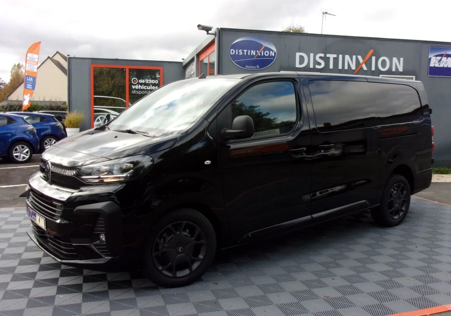 Vue 3/4 avant gauche du Citroën Jumpy XL noir Perla, avec portes latérales coulissantes et jantes noires.