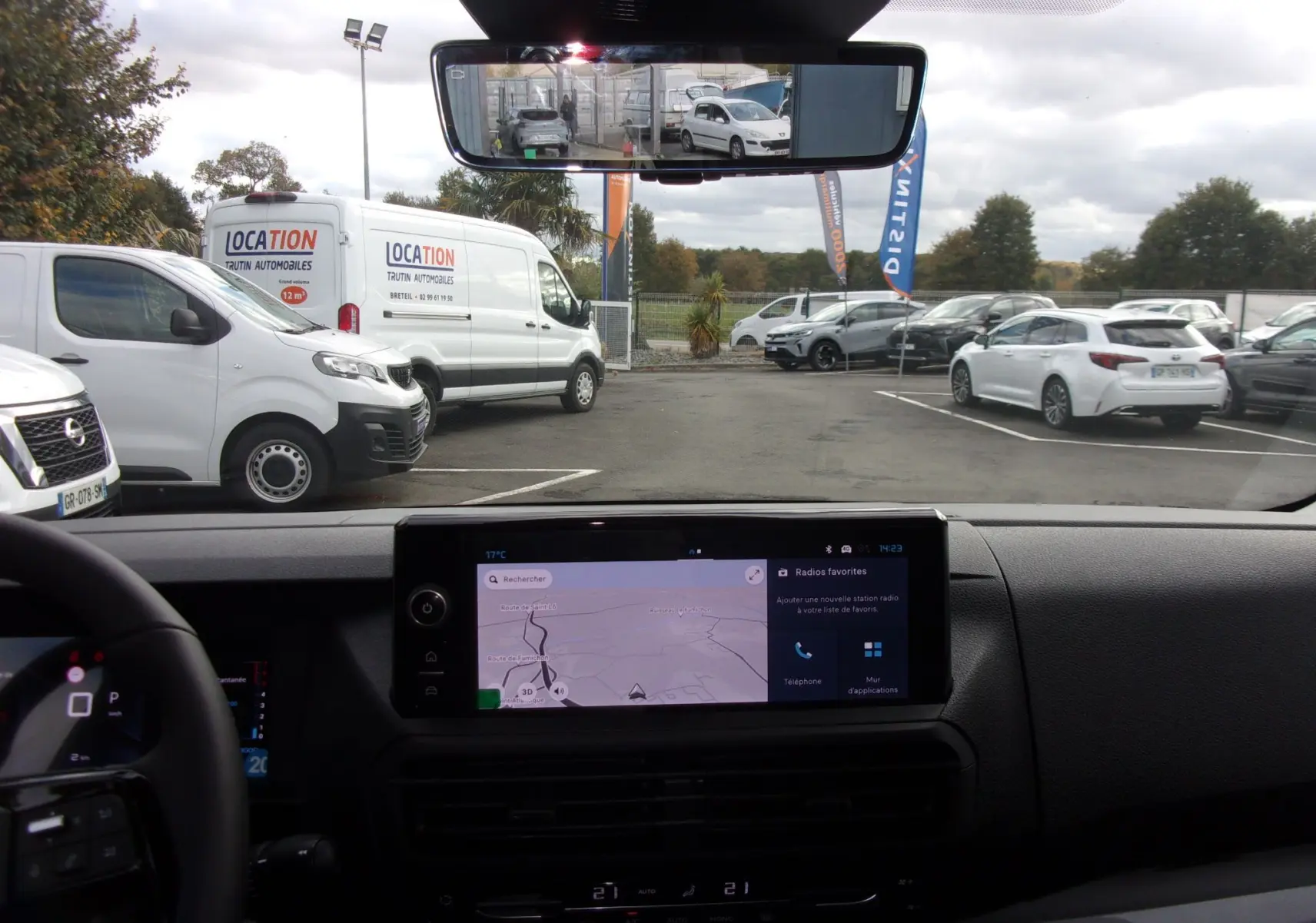 Vue intérieure du tableau de bord du Citroën Jumpy XL noir Perla 2025 avec écran tactile 10'' et rétroviseur numérique affichant la caméra arrière.