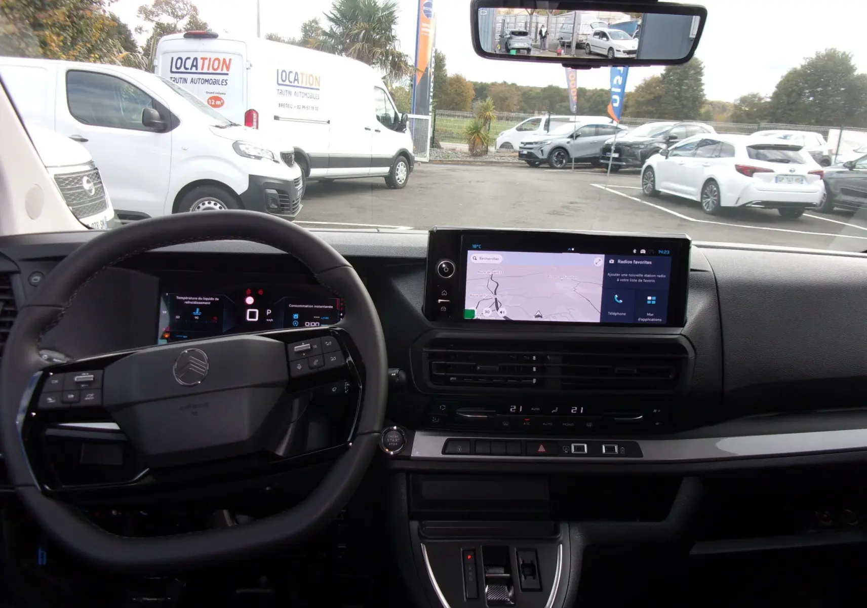 Vue intérieure du tableau de bord du Citroën Jumpy XL 2025 avec écran tactile 10'' et rétroviseur numérique affichant la caméra arrière.