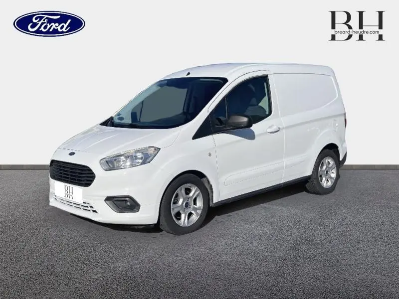 Fourgon Ford Transit Courier blanc Glacier vu en 3/4 avant droit, avec calandre noire et jantes alliage.