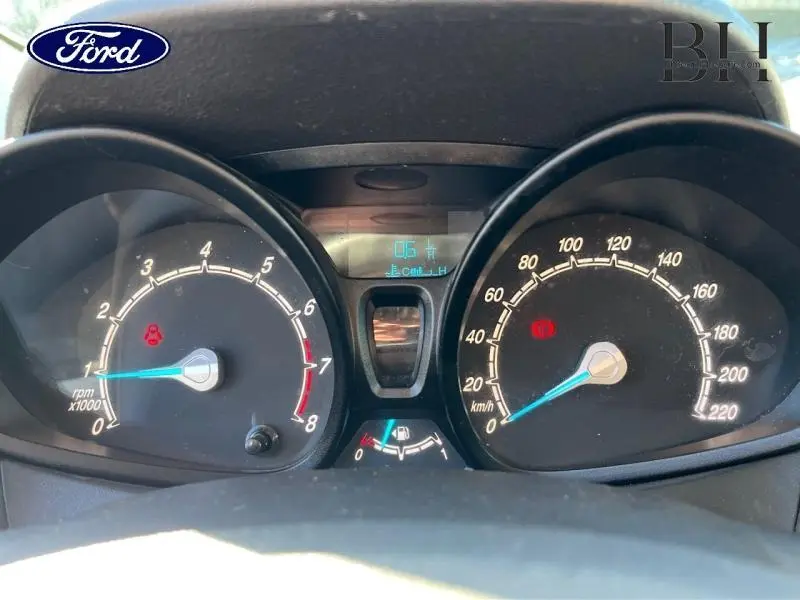 Vue rapprochée du tableau de bord du Ford Transit Courier 2019, affichant compte-tours et compteur de vitesse.