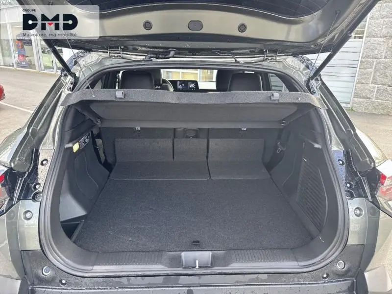 Vue arrière du coffre ouvert du Suzuki Vitara 174ch 61kWh Style en vert Land Breeze avec toit noir, intérieur noir.