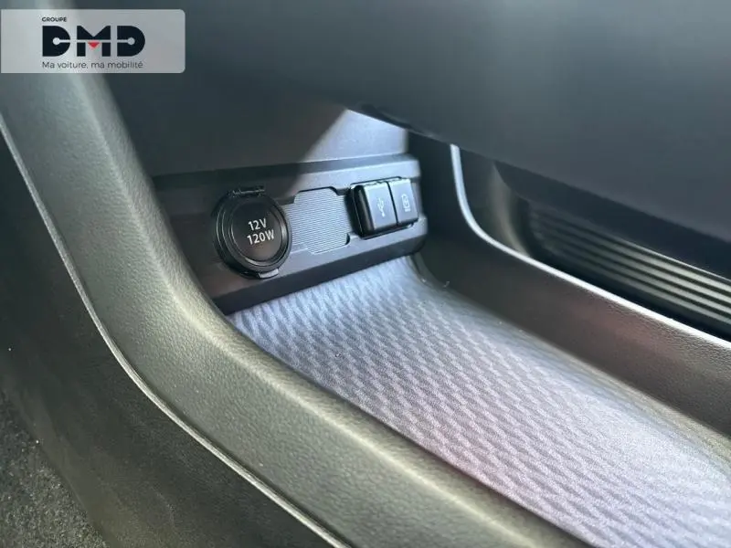 Gros plan sur la prise 12V et ports USB dans l’espace de rangement côté passager du Suzuki Vitara 2026.
