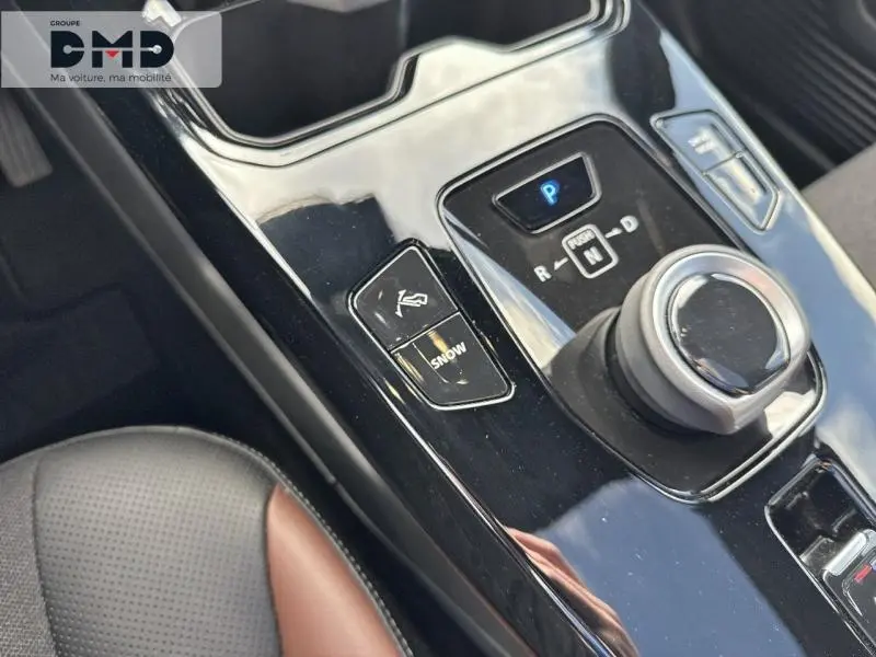 Gros plan sur la console centrale noire brillante avec sélecteur de boîte auto et bouton mode Snow du Suzuki Vitara 2026.