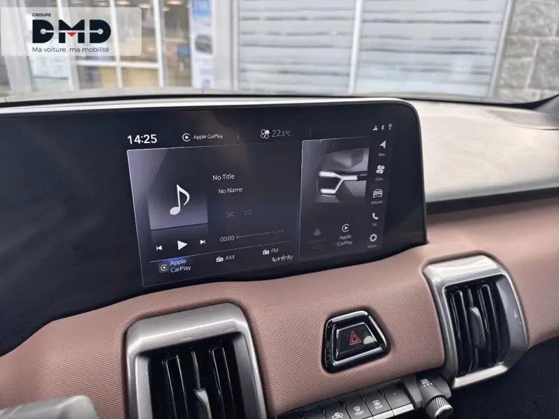 Vue rapprochée de l’écran tactile et des aérateurs du tableau de bord marron du Suzuki Vitara 2026 Style vert et toit noir.