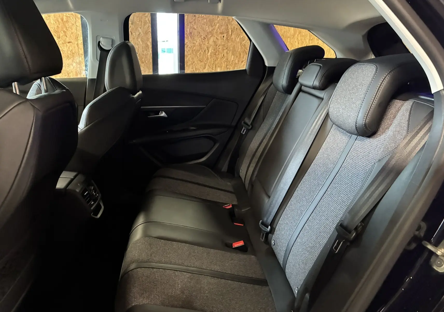 Vue intérieure côté droit des sièges arrière en tissu et cuir noir du Peugeot 3008 1.5 BlueHDi 130 Allure Pack 2020.