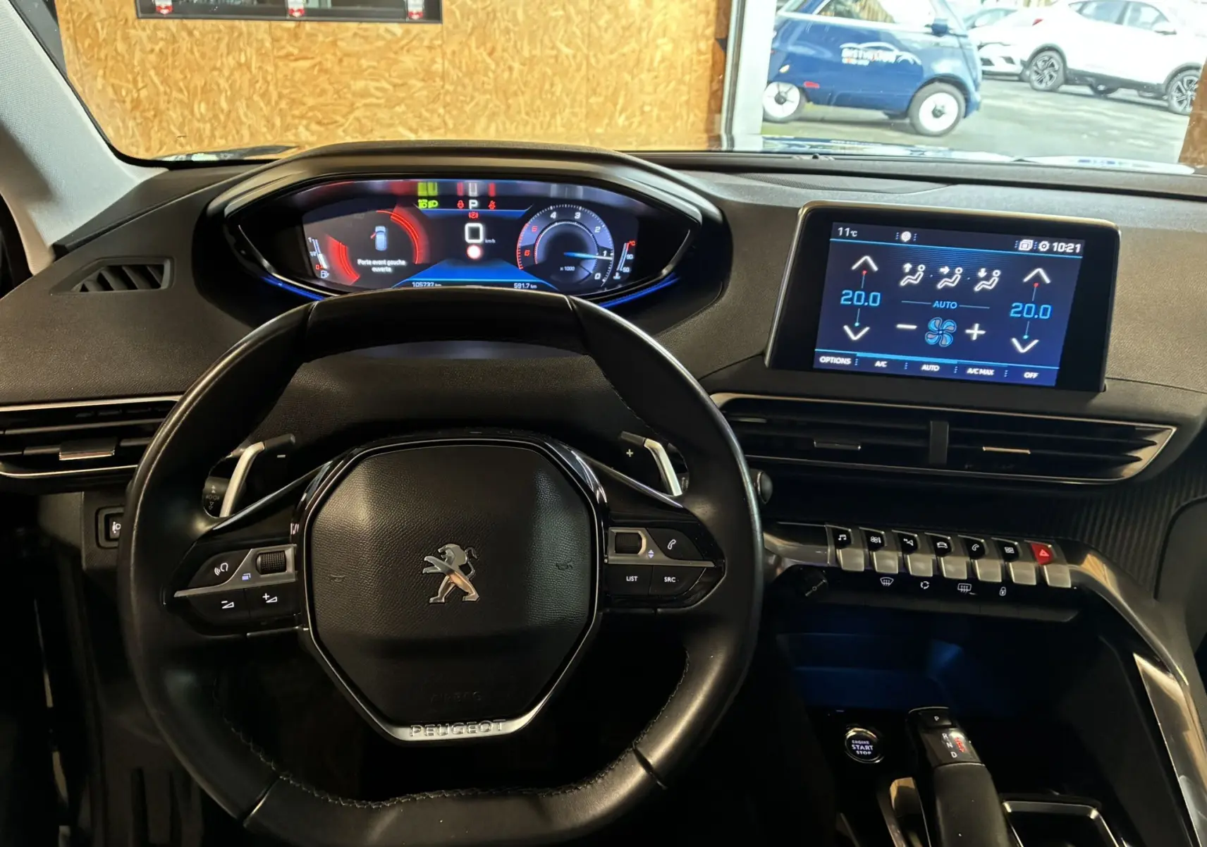 Vue intérieure du tableau de bord noir du Peugeot 3008 1.5 BlueHDi 130, avec volant compact et écran tactile central.