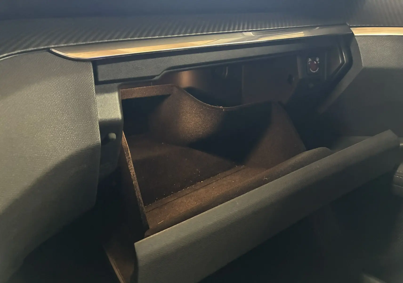 Vue intérieure rapprochée de la boîte à gants ouverte du Peugeot 3008 1.5 BlueHDi 130 Allure Pack, finition noire.