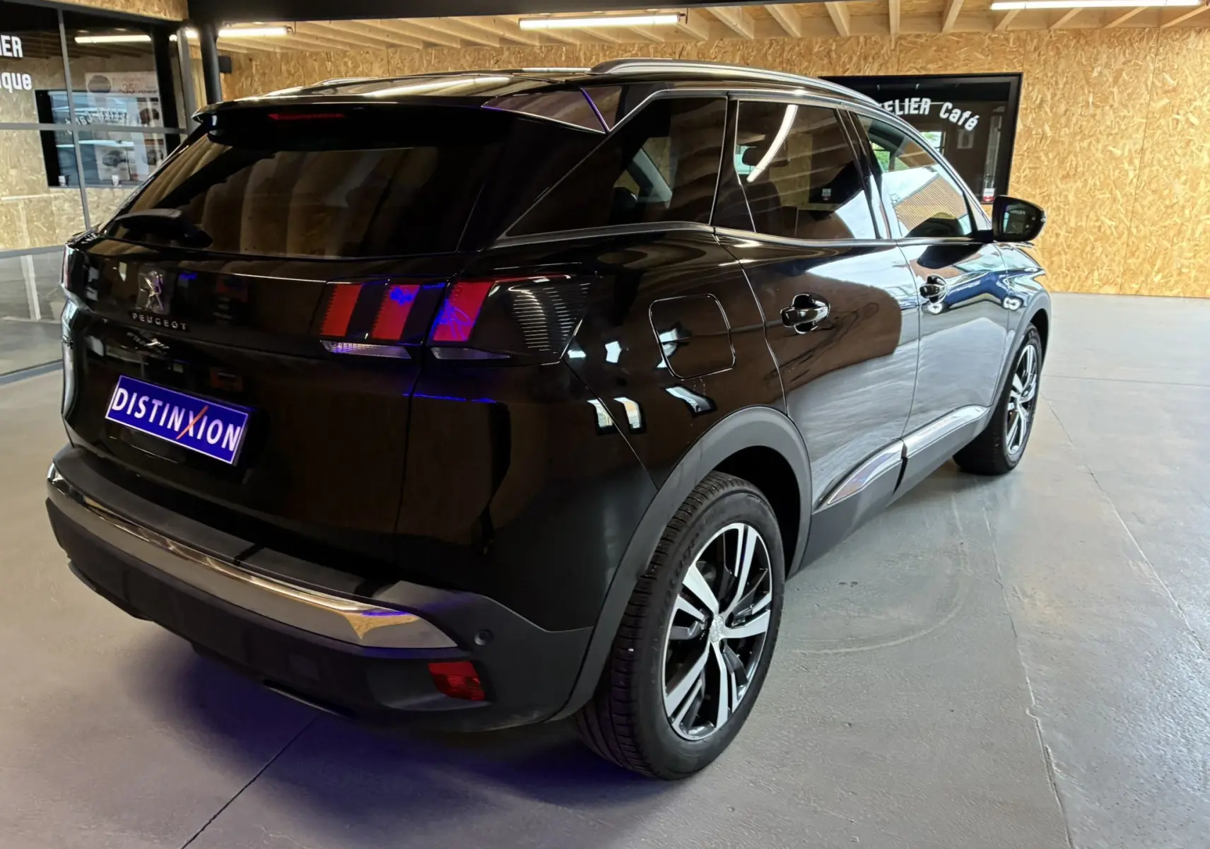 Vue 3/4 arrière droite d’un Peugeot 3008 noir 2020 avec feux arrière distinctifs et jantes alliage modernes.