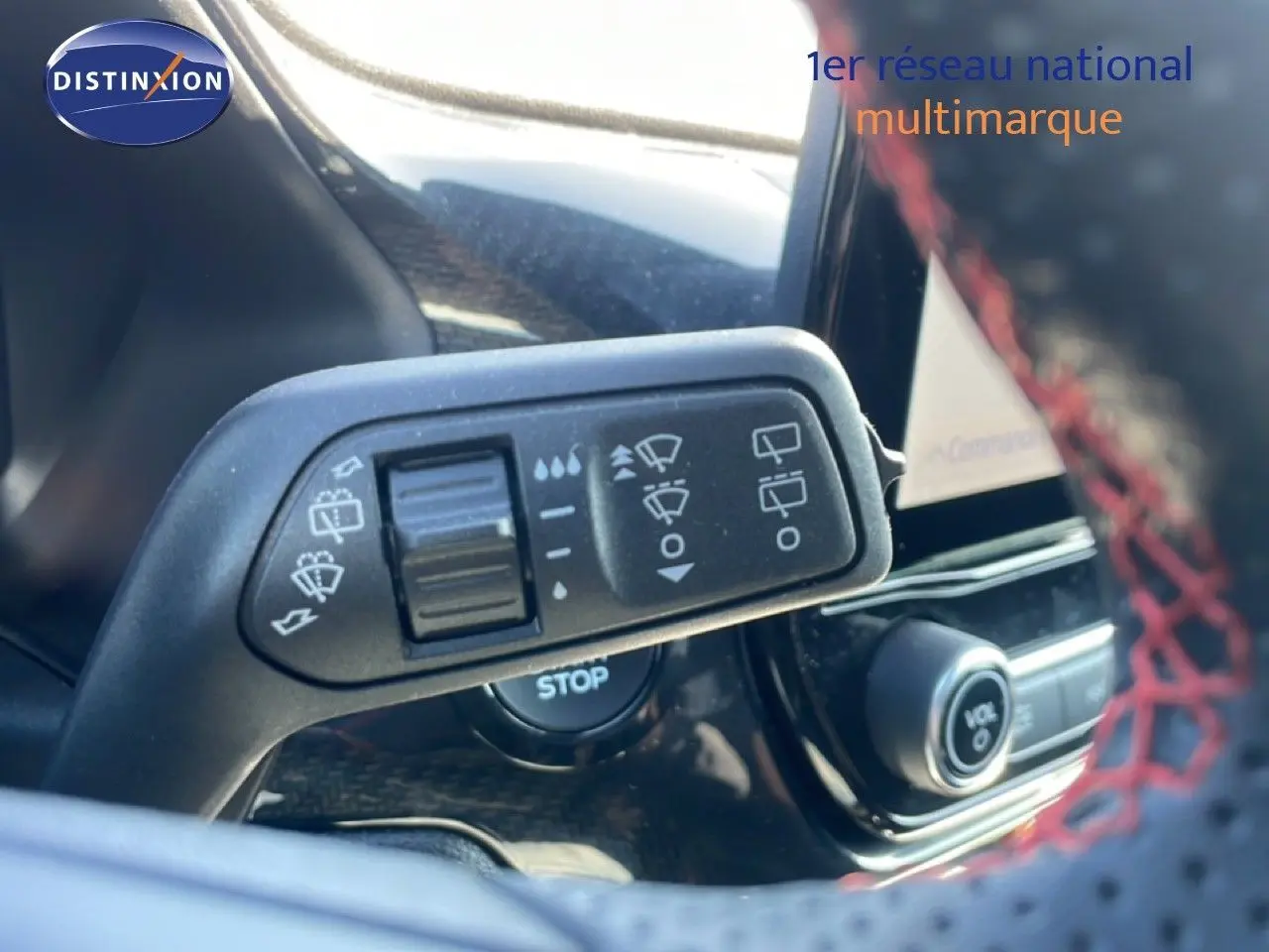 Gros plan sur la commande des essuie-glaces dans l’habitacle gris noir du Ford Puma 2023, volant partiellement visible.