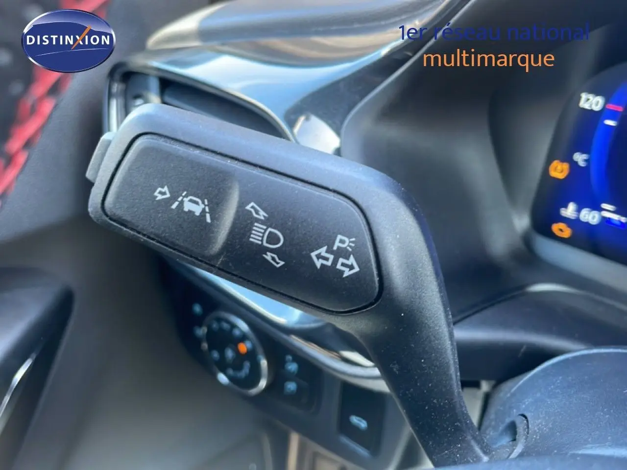 Gros plan sur la manette de clignotants et aides à la conduite dans l’habitacle d’un Ford Puma gris Solar Metal 2023.