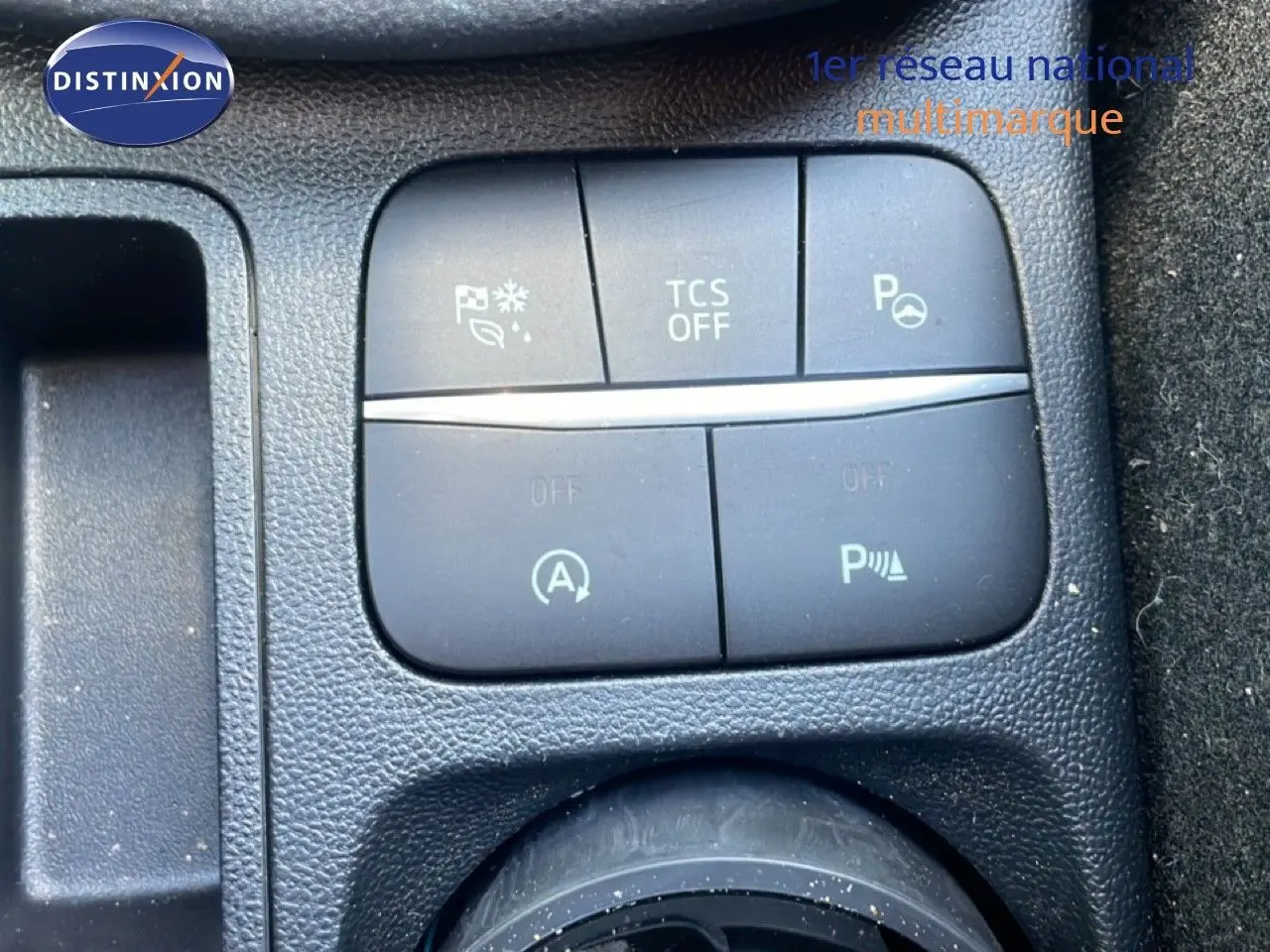 Gros plan sur les boutons de commande du tableau de bord d’un Ford Puma gris Solar Metal, intérieur noir.