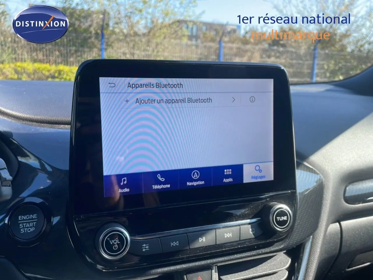 Écran tactile central du Ford Puma 2023 en gros plan, affichant le menu Bluetooth, intérieur noir moderne.