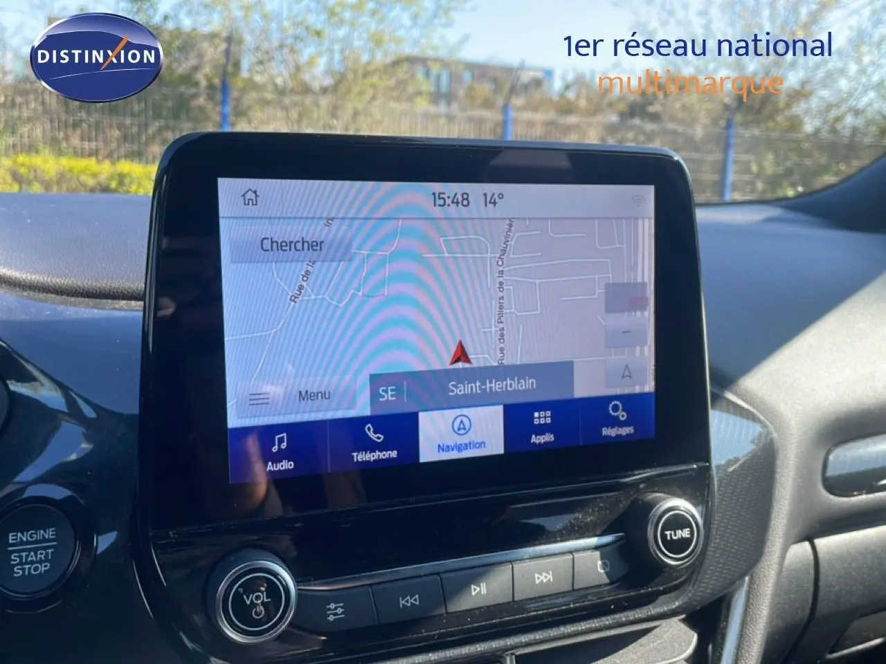 Vue rapprochée de l’écran tactile central du Ford Puma 2023, affichant la navigation avec interface moderne.
