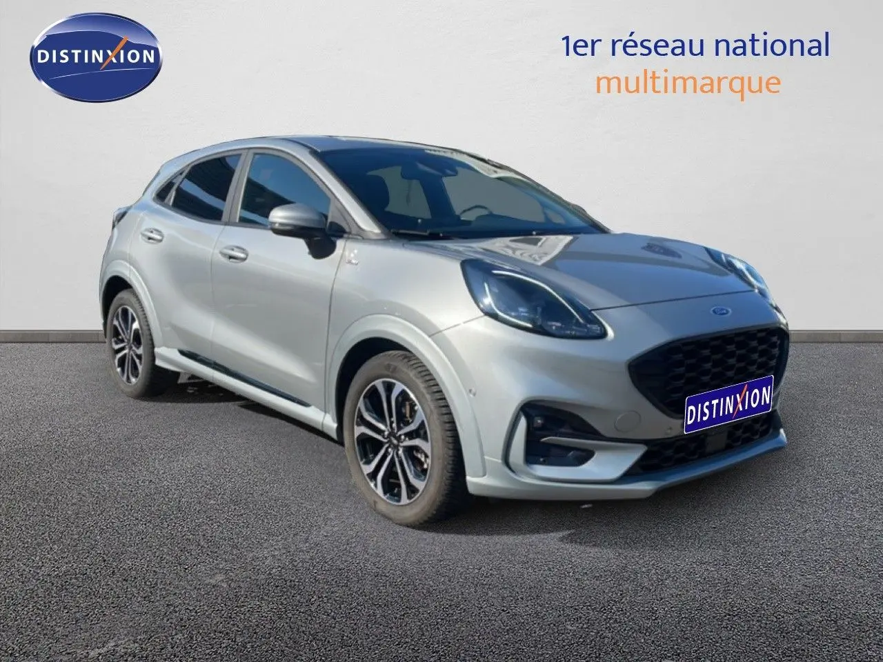 Ford Puma gris Solar Metal vue 3/4 avant droit, avec calandre noire et jantes bi-ton distinctives.